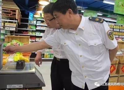 當地電子稱檢定管理人員要定期監督檢查市場上電子稱的使用情況(圖1) 當地電子稱檢定管理人員要定期監督檢查市場上電子稱的使用情況(圖1)